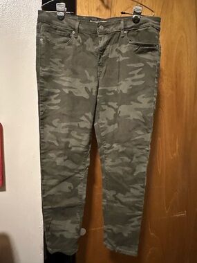Levi's Women's Straight Leg Camo Pants - Olive Green